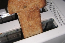 Шаг 3: Из хлеба вырезать по трафарету …