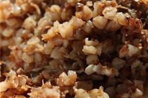 Шаг 2: Засыпаем промытой крупой, заливаем кипятком …