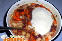 Шаг 2: Всыпать манку и хорошо перемешать. …