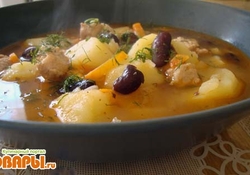 Рецепт: Картошка, тушенная с мясом и фасолью