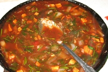 Шаг 3: Лук и чеснок мелко режем …