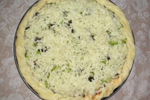 Шаг 8: Посыпаем пиццу сыром, заворачиваем бортики …