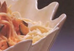 Линжине и морепродукты в томатном соусе