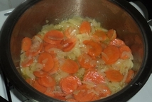 Шаг 1: В разогретую кастрюлю с толстым …