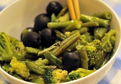 Рецепт: Теплый салат из стручковой фасоли и брокколи
