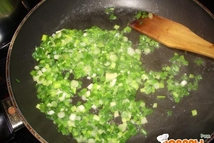 Шаг 2: Лук обжариваем на сковороде в …