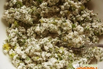 Шаг 2: Приготовить фарш. Картофель размять, смешать …