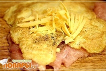 Шаг 7: Готовую яичницу выложит на куриное …