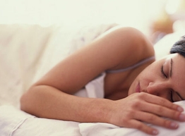 Статья: Недосыпающие женщины меньше едят, но быстрее толстеют