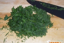 Шаг 3: Крабовые палочки нарезаем тонкой соломкой, …