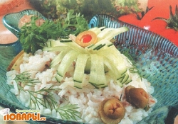 Рецепт: Салат с консервированной рыбой и рисом