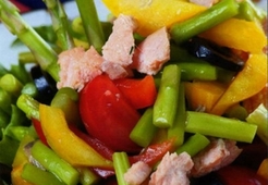 Салат с семгой и спаржей по-мадридски  