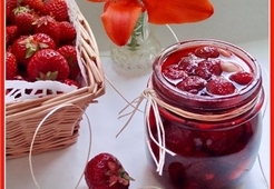 Клубничное варенье с миндалем и ликером "Amaretto"