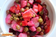 Шаг 3: Все смешиваем, солим, заправляем маслом. …