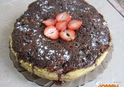 Рецепт: Торт "Шоколадная прелесть с ревенем и клубникой"