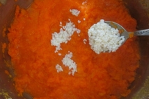 Шаг 2: Тыкву необходимо очистить от шкурки …