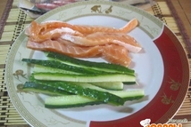 Шаг 3: Лосося и огурец порезать небольшими …