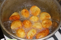 Шаг 1: Раскалить растительное масло в казане …