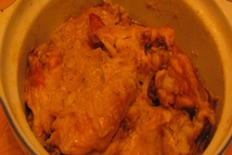 Шаг 3: В крылья добавляем порезанный лук, …