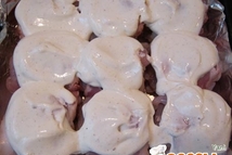 Шаг 6: Смазываем каждый рулет сметаной, смешанной …