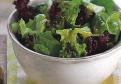 Зеленый салат с французской заправкой  