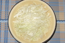 Шаг 5: Затем режем тонкой соломкой капусту,