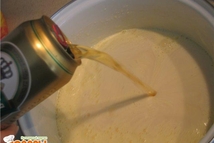 Шаг 2: выливаем пиво, хорошенько размешиваем