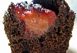 Шоколадные кексики с клубникой