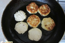 Шаг 7: И обжариваем их на предварительно …