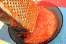 Шаг 4: Натираем помидор на терке и …