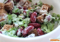 Рецепт: Салат с фасолью, сухариками и кинзой