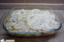 Шаг 3: Картофель нарезаем кружочками и выкладываем …