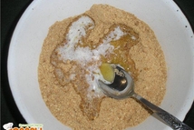 Шаг 2: Сливочное масло растопить и смешать …