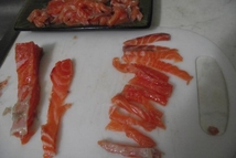 Шаг 3: Для начинки роллов режим соломкой …