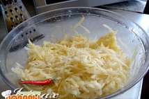 Шаг 4: Картофель натереть на крупной терке, …