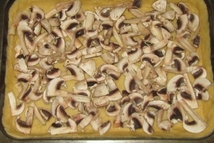 Шаг 9: Выкладываем начинку, в начале грибы,