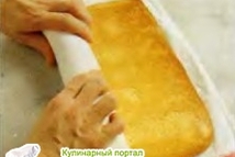 Шаг 4: Переверните корж на смоченное водой …