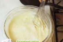 Шаг 3: Добавьте оставшееся молоко, постоянно помешивая …