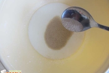 Шаг 2: Делаем тесто: подогреваем до теплой …