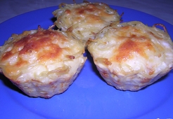 Маффины из спагетти с колбаской внутри