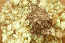 Шаг 3: Пока печенье мягкое, крошим его …