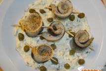 Шаг 2: Пока селедка готовится, делаем соус. …