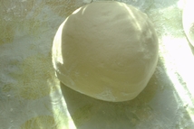 Шаг 3: Понемногу добавляем сметану, продолжая растирать. …