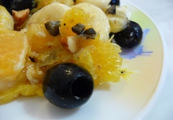 Салат из бананов, апельсинов и маслин