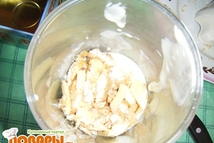 Шаг 3: Готовим начинку. Смешиваем блендером сырое …