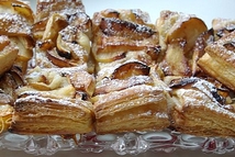 Шаг 1: Тесто разрезать на квадратики, присыпать …