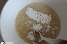 Шаг 3: Отдельно просеиваем пшеничную муку и …