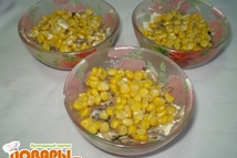 Шаг 3: затем перемазать майонезом, добавить маринованные …