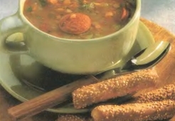 Чечевичный суп с чесночными сардельками