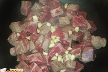 Шаг 2: Нарезаем небольшими кусочками баранину. В …